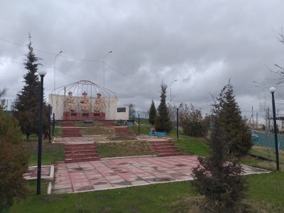 ШАРДАРАДАҒЫ ҚАЗАҚТЫҢ ҮШ БИІНІҢ ЕҢСЕЛІ ЕСКЕРТКІШІ ҚАРАУСЫЗ ТҰР ШАРДАРАДАҒЫ ҚАЗАҚТЫҢ ҮШ БИІНІҢ ЕҢСЕЛІ ЕСКЕРТКІШІ ҚАРАУСЫЗ ТҰР